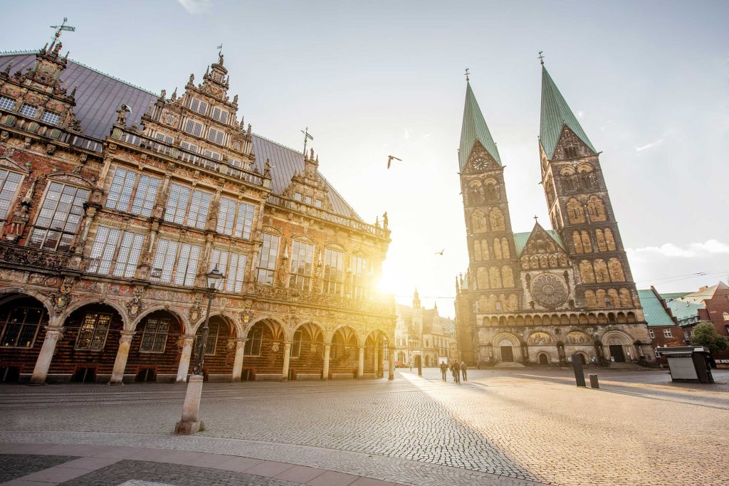 Bremer Rathaus und Dom, Sonnenlicht scheint zwischen den beiden Gebäuden hindurch