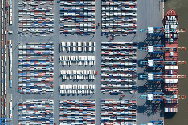 Luftaufnahme eines Containerterminals