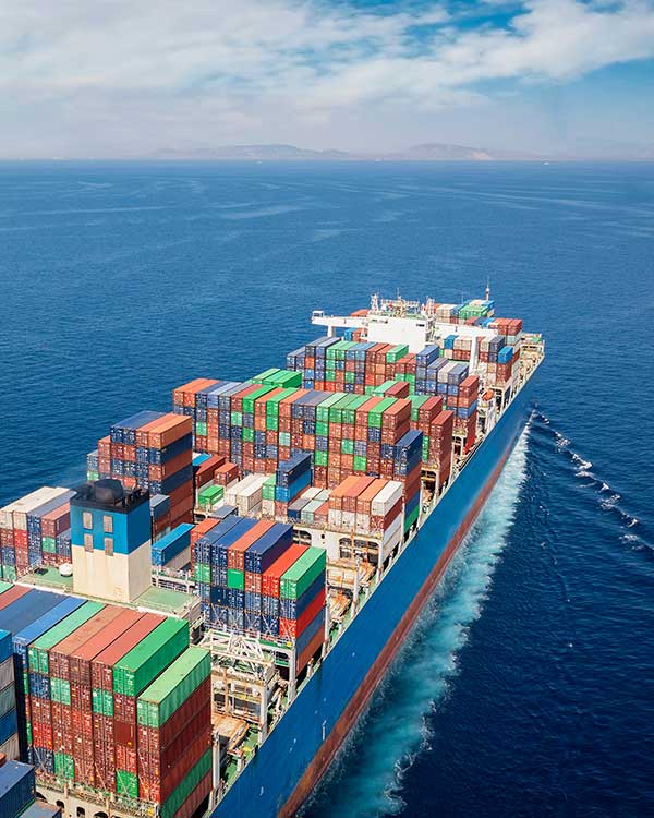 Containerschiff auf hoher See beladen mit Seecontainern