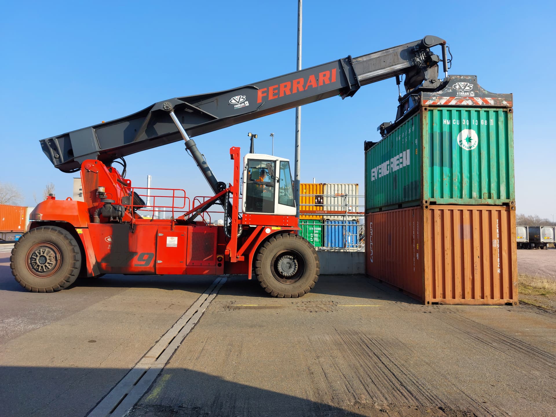 CTHS Reach-Stacker im Container Terminal Halle (Saale)